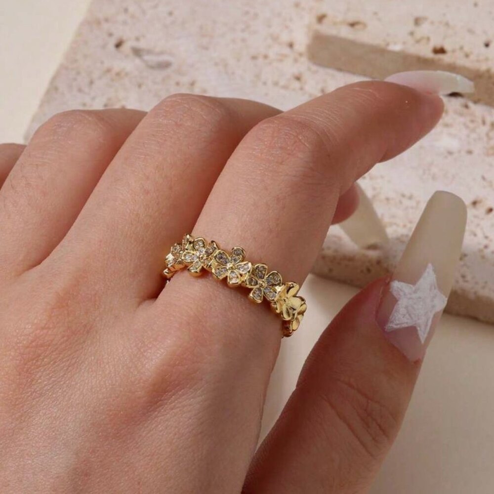 New to Posh C 💎 | Euro Style Minimalist 18k Gold Plated Zirconia Flower Ring